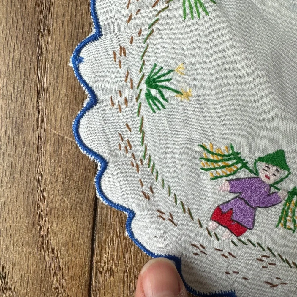 Vintage Embroidered Asian Linens Scalloped‎ Edge Coasters & Doily Folk Art READ